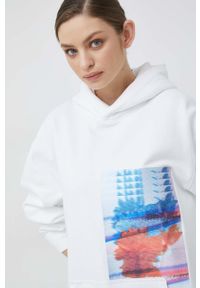 Calvin Klein Jeans bluza damska kolor biały z kapturem z nadrukiem. Typ kołnierza: kaptur. Kolor: biały. Materiał: bawełna. Wzór: nadruk #3