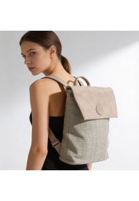 Plecak damski Rieker, z materiału syntetycznego o miękkiej strukturze z klapą i regulowanymi szelkami lekka forma do codziennego użytkowania, szary,. Kolor: szary. Materiał: syntetyk, materiał. Styl: casual #1