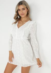 Born2be - Biała Haftowana Sukienka z Gumką w Pasie i Trójkątnym Dekoltem Rinolusia. Kolor: biały. Materiał: bawełna, tkanina. Wzór: haft #6