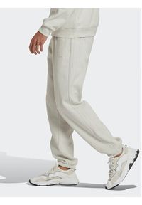Adidas - adidas Spodnie dresowe Reveal Essentials HK2728 Beżowy Regular Fit. Kolor: beżowy. Materiał: dresówka, bawełna