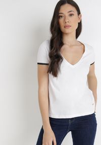 Born2be - Biały T-shirt Kephina. Kolor: biały. Materiał: dzianina, bawełna, koronka, jersey. Długość rękawa: krótki rękaw. Długość: krótkie. Wzór: koronka. Styl: elegancki, klasyczny