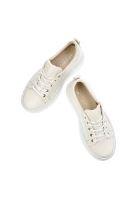 Beżowe Sneakersy Carinii Modne Skórzane Buty. Kolor: biały. Materiał: skóra. Szerokość cholewki: normalna. Wzór: aplikacja. Obcas: na obcasie. Wysokość obcasa: średni