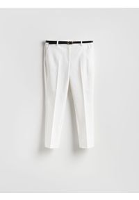 Reserved - Spodnie cygaretki z paskiem - biały. Kolor: biały. Materiał: tkanina, bawełna