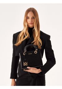 Kazar - Elegancka skórzana torebka z uchwytami do ręki podkreślona printem. Kolor: czarny. Wzór: nadruk. Materiał: skórzane, z tłoczeniem. Styl: elegancki. Rodzaj torebki: do ręki #2
