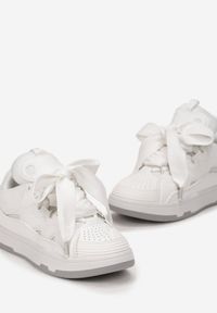 Born2be - Białe Sneakersy z Ozdobnym Sznurowaniem i Szerokim Językiem Vessy. Nosek buta: okrągły. Zapięcie: sznurówki. Kolor: biały. Sezon: wiosna, jesień. Obcas: na obcasie. Wysokość obcasa: niski #5