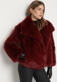 Born2be - Bordowa Jednorzędowa Kurtka Futerko z Szerokim Kołnierzem Conellia. Okazja: na co dzień. Kolor: czerwony. Materiał: futro. Styl: casual, elegancki