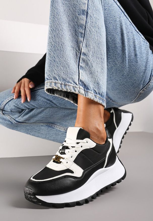 Born2be - Czarne Sneakersy na Platformie z Ozdobną Aplikacją Przy Wiązaniu Amirorae. Nosek buta: okrągły. Zapięcie: sznurówki. Kolor: czarny. Materiał: jeans, materiał. Wzór: aplikacja. Obcas: na platformie. Wysokość obcasa: niski
