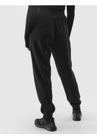 4f - Spodnie dresowe joggery z dodatkiem modalu damskie - czarne. Kolor: czarny. Materiał: dresówka. Wzór: gładki, ze splotem. Sezon: lato