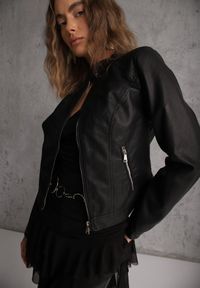 Renee - Czarna Taliowana Kurtka Ramoneska o Klasycznym Fasonie Tessana. Okazja: na randkę. Kolor: czarny. Materiał: poliester, jeans. Styl: klasyczny #3