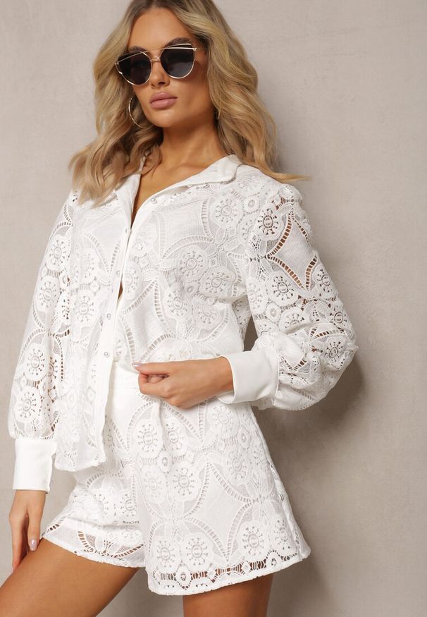 Renee - Biała Klasyczna Koszula z Ażurowego Materiału Aseili. Kolor: biały. Materiał: materiał. Wzór: ażurowy. Styl: klasyczny