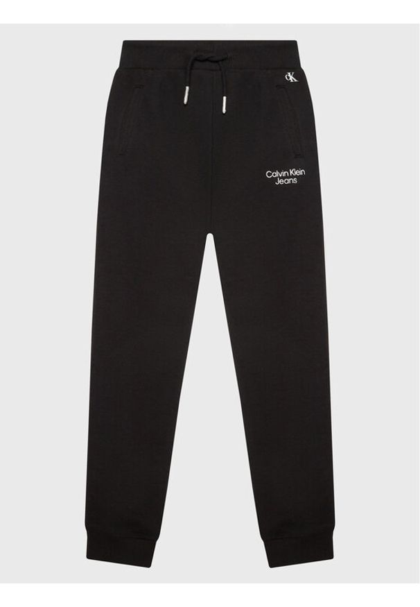 Calvin Klein Jeans Spodnie dresowe Stack Logo IB0IB01282 Czarny Regular Fit. Kolor: czarny. Materiał: bawełna