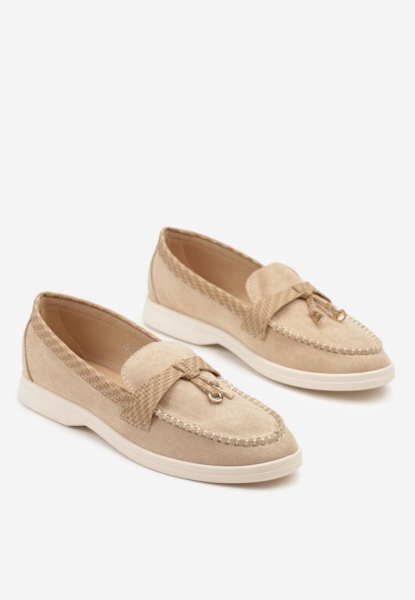 Born2be - Ciemnobeżowe Mokasyny z Geometrycznym Wzorem i Metalicznymi Ozdobami Ravissea. Okazja: na co dzień. Kolor: beżowy. Materiał: jeans. Wzór: geometria, aplikacja. Styl: elegancki, casual, klasyczny