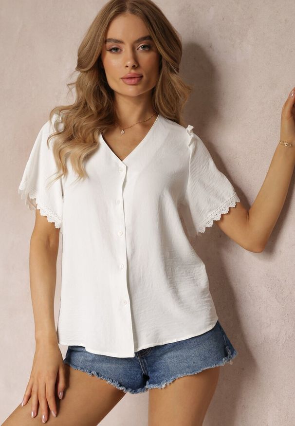 Renee - Biała Koszula z Krótkim Rękawem i Koronką przy Ramionach Bettia. Kolor: biały. Materiał: koronka. Długość rękawa: krótki rękaw. Długość: krótkie. Wzór: koronka