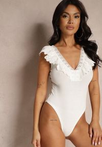 Renee - Białe Body z Bawełny z Dekoltem w Serek Zdobione Falbanką z Koronki Senalirae. Okazja: na co dzień. Typ kołnierza: dekolt w serek. Kolor: biały. Materiał: bawełna, koronka. Długość rękawa: bez rękawów. Wzór: aplikacja, koronka. Sezon: lato, wiosna. Styl: casual