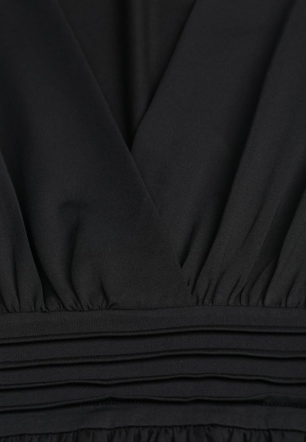 Born2be - Czarna Rozkloszowana Sukienka z Wiskozą Selithiel. Okazja: na wesele, na ślub cywilny, na imprezę. Typ kołnierza: dekolt w serek. Kolor: czarny. Materiał: wiskoza. Styl: elegancki