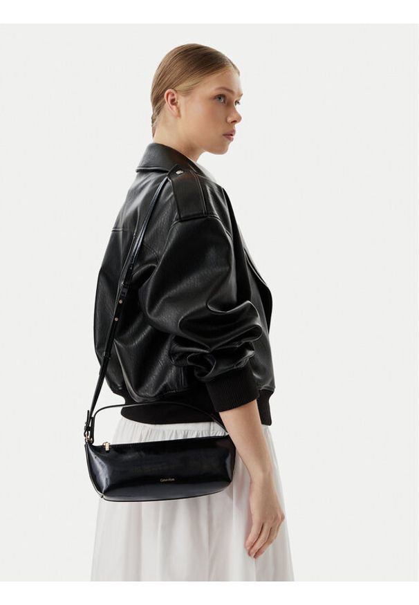 Calvin Klein Torebka Foil Logo Glossy LV04F3738G Czarny. Kolor: czarny. Materiał: skórzane