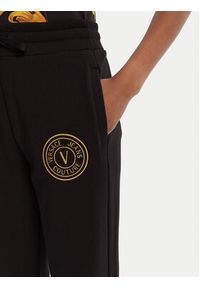 Versace Jeans Couture Spodnie dresowe 79HAAT00 CF01T Czarny Regular Fit. Kolor: czarny. Materiał: bawełna #4
