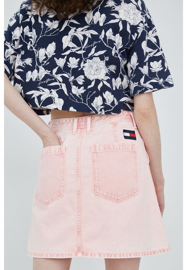 Tommy Jeans spódnica jeansowa kolor różowy mini prosta. Stan: podwyższony. Kolor: różowy. Materiał: włókno, materiał