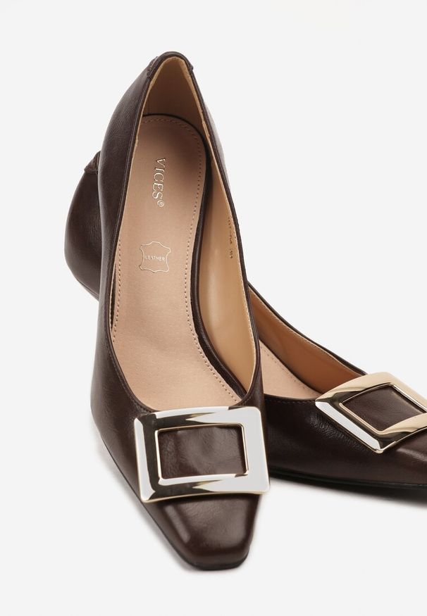 Born2be - Brązowe Czółenka Vices ze Skórzaną Wkładką i Prostokątną Aplikacją Berisse. Okazja: do pracy, na co dzień, na spotkanie biznesowe. Kolor: brązowy. Materiał: skóra. Wzór: aplikacja. Obcas: na obcasie. Styl: elegancki, biznesowy, klasyczny, casual. Wysokość obcasa: średni