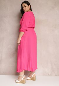 Renee - Różowa Kopertowa Sukienka z Gumką i Paskiem w Talii Zdobiona Plisowaniem Kaylina. Kolekcja: plus size. Kolor: różowy. Wzór: aplikacja. Typ sukienki: kopertowe #5