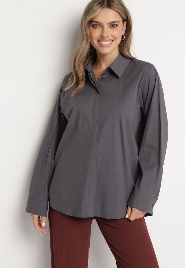 Born2be - Ciemnoszara Bawełniana Koszula o Kroju Oversize Loborae. Okazja: na co dzień. Typ kołnierza: kołnierzyk klasyczny. Kolor: szary. Materiał: bawełna. Długość rękawa: długi rękaw. Długość: długie. Styl: klasyczny, casual, wizytowy