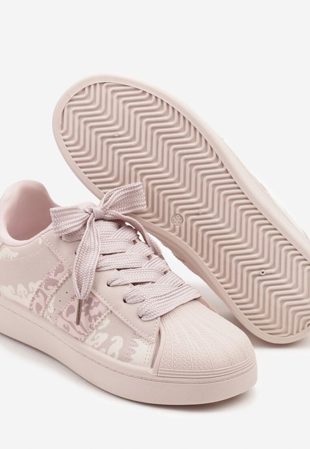 Born2be - Różowe Sneakersy Ozdobione Geometrycznym Wzorem Seldisa. Okazja: na co dzień. Kolor: różowy. Materiał: jeans. Wzór: geometria, aplikacja