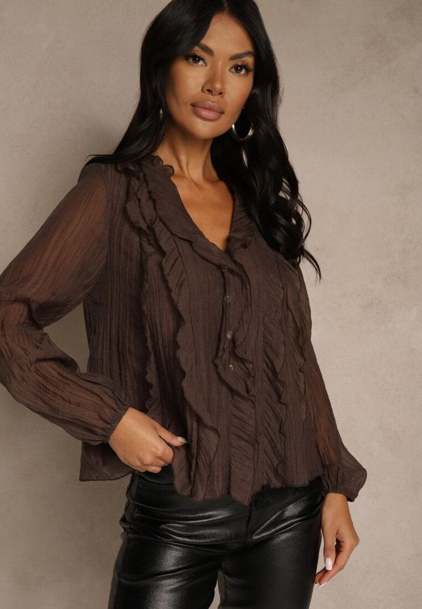 Renee - Brązowa Koszulowa Bluzka z Dekoltem V i Falbankami Calomia. Okazja: do pracy, na spotkanie biznesowe. Typ kołnierza: kołnierz z falbankami. Kolor: brązowy. Materiał: skóra, jeans. Styl: biznesowy