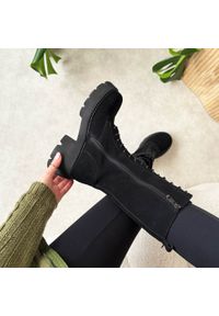 Czarne wysokie skórzane botki damskie na traperze T.Sokolski 197. Okazja: na co dzień. Nosek buta: okrągły. Zapięcie: sznurówki. Kolor: czarny. Szerokość cholewki: normalna. Materiał: zamsz, skóra. Sezon: zima, jesień. Obcas: na platformie. Styl: elegancki, casual, rockowy, klasyczny #1