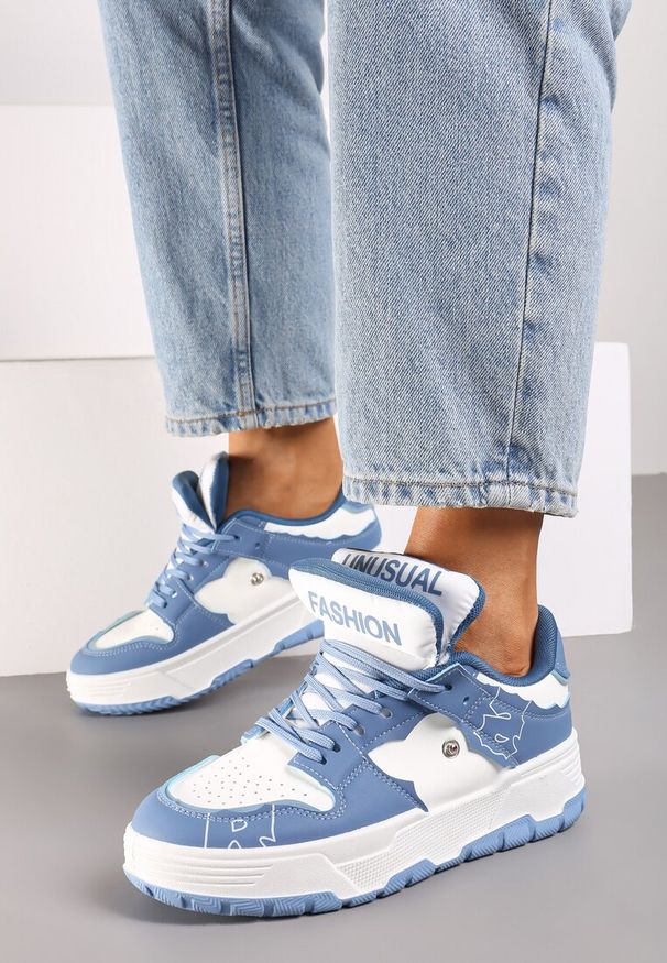 Renee - Niebieskie Sneakersy na Płaskiej Podeszwie Ozdobione Napisami Griefra. Nosek buta: okrągły. Zapięcie: sznurówki. Kolor: niebieski. Materiał: materiał. Wzór: aplikacja, napisy. Obcas: na płaskiej podeszwie. Wysokość obcasa: niski