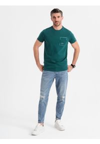 Ombre Clothing - Bawełniany męski t-shirt z nadrukiem na kieszonce – ciemnozielony V5. Okazja: na co dzień. Kolor: zielony. Materiał: bawełna. Wzór: nadruk. Styl: casual #9