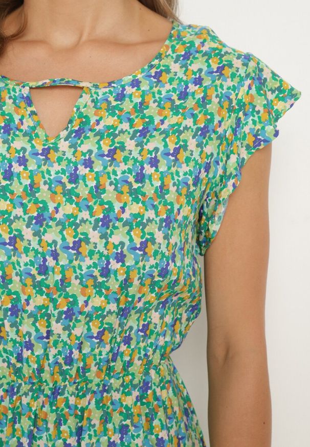 Born2be - Zielona Bawełniana Sukienka w Kwiaty z Gumką w Talii i Falbanką Dimllara. Okazja: na co dzień. Kolor: zielony. Materiał: bawełna. Wzór: kwiaty. Styl: klasyczny, casual, elegancki