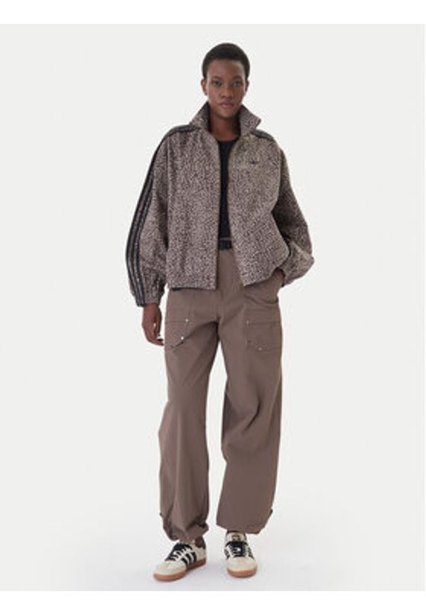 Adidas - adidas Kurtka jeansowa Firebird Aop KD2815 Brązowy Oversize. Kolor: brązowy. Materiał: bawełna