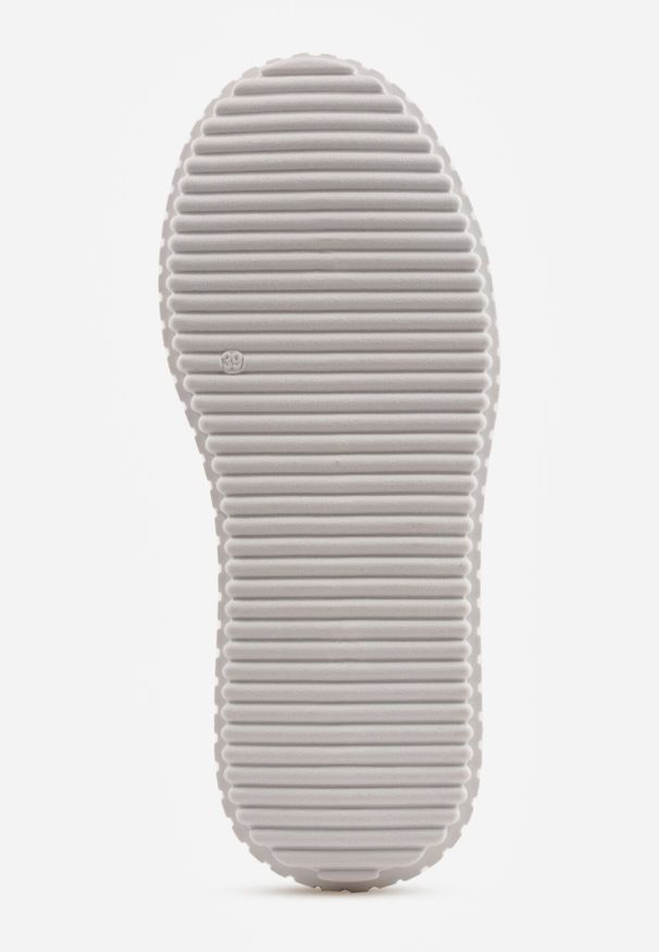 Born2be - Białe Sneakersy Vices na Grubej Podeszwie z Metaliczną Ozdobą i Sznurowaniem Niliri. Nosek buta: okrągły. Zapięcie: sznurówki. Kolor: biały. Materiał: jeans. Wzór: aplikacja