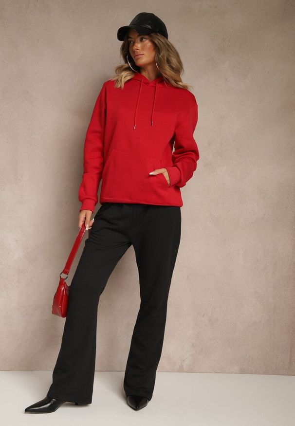 Renee - Czerwona Bluza z Kapturem Ozdobiona Ściągaczami Invila. Okazja: na co dzień. Typ kołnierza: kaptur. Kolor: czerwony. Wzór: aplikacja. Styl: casual, elegancki