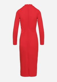 Born2be - Czerwona Dopasowana Sukienka Ozdobiona Wycięciem Dralfedi. Kolor: czerwony. Materiał: jeans. Wzór: aplikacja. Typ sukienki: sportowe. Styl: elegancki, sportowy #5