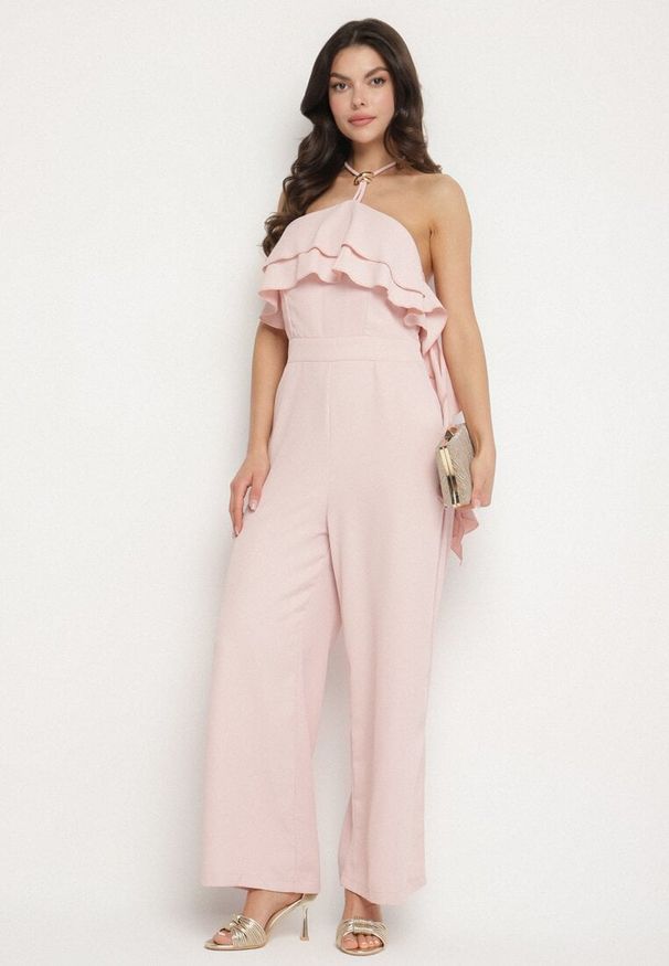 Born2be - Różowy Kombinezon Wiązany na Szyi z Metaliczną Ozdobą Tilindra. Kolor: różowy. Długość: długie. Wzór: aplikacja. Styl: klasyczny, elegancki