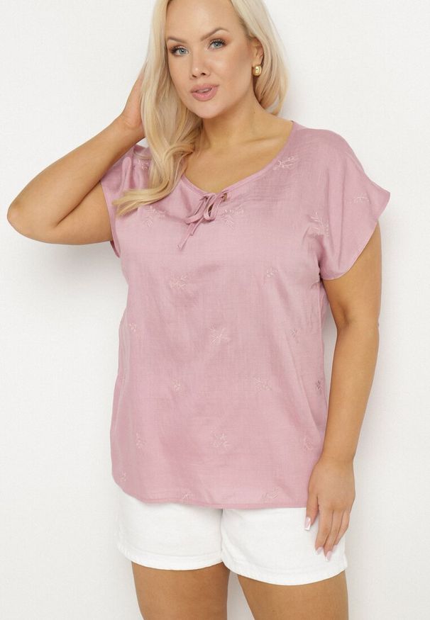 Born2be - Różowa Bluzka z Haftem i Sznurkiem Przy Dekolcie Mepaya. Okazja: na co dzień. Kolekcja: plus size. Kolor: różowy. Długość rękawa: krótki rękaw. Długość: krótkie. Wzór: haft. Sezon: lato. Styl: klasyczny, elegancki, casual