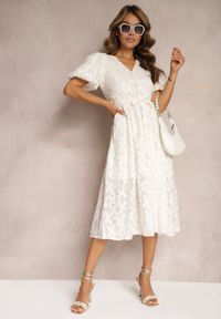 Renee - Jasnobeżowa Koronkowa Sukienka Midi z Wiskozy Olikis. Kolor: beżowy. Materiał: koronka, wiskoza. Styl: elegancki. Długość: midi