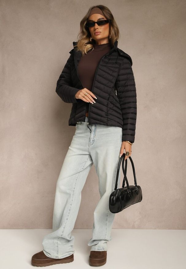 Renee - Czarna Przejściowa Kurtka z Pikowanymi Przeszyciami i Kapturem Suritte. Okazja: na spacer, na co dzień. Kolor: czarny. Materiał: dzianina, jeans. Styl: casual, klasyczny