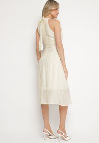 Born2be - Jasnobeżowa Rozkloszowana Sukienka z Tłoczonej Tkaniny z Wiązaniem z Tyłu Nimioretta. Okazja: na wesele, na ślub cywilny, na imprezę. Kolor: beżowy. Materiał: tkanina. Wzór: aplikacja. Typ sukienki: rozkloszowane. Styl: elegancki #4