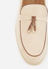 Born2be - Beżowe Mokasyny z Imitacji Zamszu Zdobione Aplikacją z Zawieszkami Peleg. Okazja: do pracy, na spotkanie biznesowe. Kolor: beżowy. Materiał: zamsz. Wzór: aplikacja. Styl: biznesowy, elegancki #5