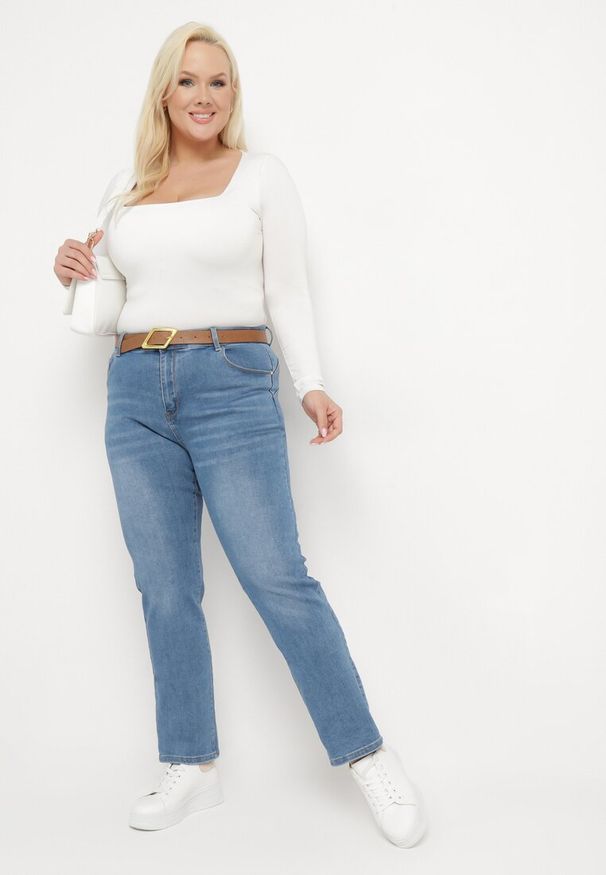 Born2be - Niebieskie Jeansy z Efektem Push-Up o Fasonie Regular z Paskiem Rosanora. Kolor: niebieski. Styl: elegancki
