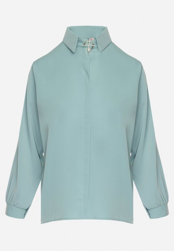 Born2be - Jasnoniebieska Bluzka z Kołnierzem i Ozdobną Broszką z Perłą Klaviona. Kolor: niebieski. Długość rękawa: długi rękaw. Długość: długie. Styl: klasyczny