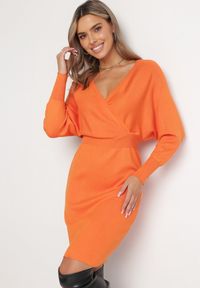Born2be - Pomarańczowa Sukienka Mini o Fasonie Nietoperz z Kopertowym Dekoltem Plicarka. Kolor: pomarańczowy. Typ sukienki: kopertowe. Długość: mini #1