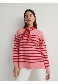 Reserved - Sweter w paski - wielobarwny. Materiał: dzianina, wiskoza. Wzór: paski