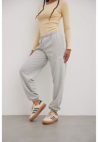 Marsala - Spodnie typu jogger z HAFTEM w kolorze GREY MELANGE - NEVIS-S. Materiał: bawełna, guma, poliester, dzianina. Wzór: haft. Styl: elegancki