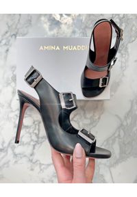 AMINA MUADDI - Czarne sandały na szpilce Millie. Zapięcie: klamry. Kolor: czarny. Materiał: guma. Obcas: na szpilce. Wysokość obcasa: średni #9