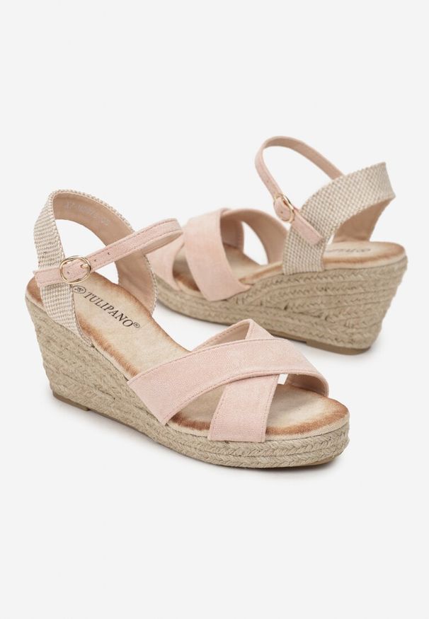 Born2be - Różowe Sandały w Stylu Espadryli na Plecionym Koturnie Timiva. Nosek buta: otwarty. Kolor: różowy. Wzór: aplikacja. Obcas: na koturnie