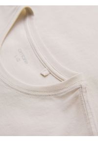 Ombre Clothing - Męski t-shirt bawełniany z zieloną naszywką na piersi – złamana biel V5 - Rozmiar: M. Kolor: biały. Materiał: bawełna. Wzór: aplikacja. Styl: klasyczny, sportowy #8
