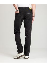 Wrangler - MESKIE SPODNIE WRANGLER GREENSBORO BLACK RINSE 112362309. Okazja: na co dzień. Sezon: lato. Styl: casual, klasyczny #2